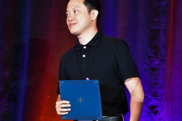 Ke Scott Luo receiving award at NOISE CON